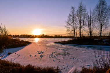 Gün batımında güneşteki ilk buz