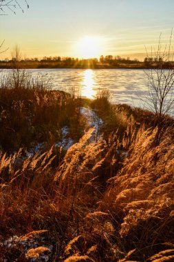 Gün batımında güneşteki ilk buz