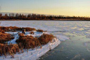 Gün batımında güneşteki ilk buz