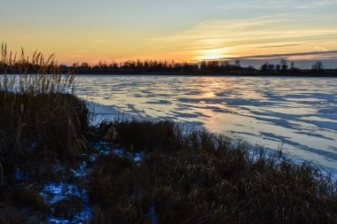Gün batımında güneşteki ilk buz