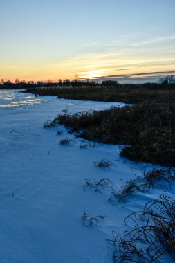 Gün batımında güneşteki ilk buz