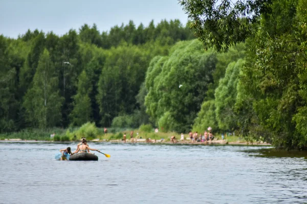 Turistler Volga 'da tekneyle açılırlar.