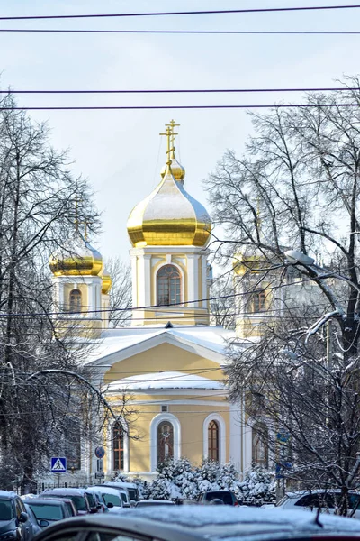 Kościół Złotymi Kopułami Śniegu — Zdjęcie stockowe