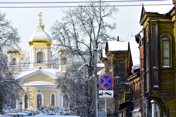 Kościół Złotymi Kopułami Śniegu — Zdjęcie stockowe