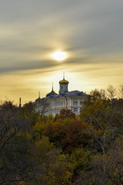 Ortodoks Kilisesi üzerinde güzel bir gün batımı