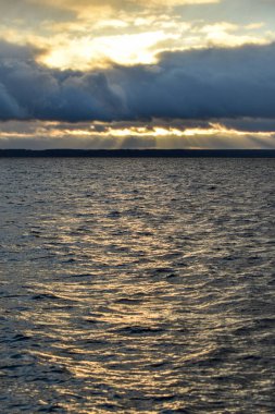 Volga Nehri 'nde güzel bir gün batımı