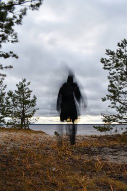 Nehir kıyısında yürüyen bir adam