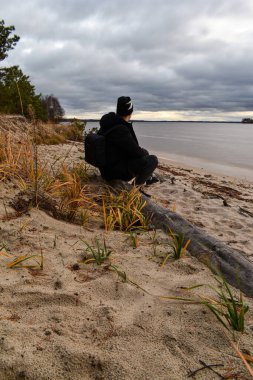 Nehir kıyısında yürüyen bir adam