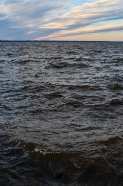 Güzel gün batımı ve Volga Nehri 'nde dalgalar