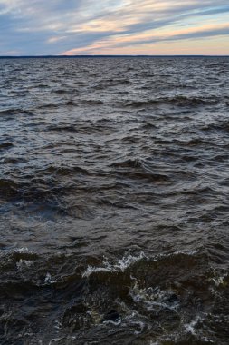 Güzel gün batımı ve Volga Nehri 'nde dalgalar