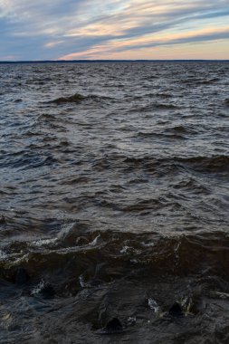 Güzel gün batımı ve Volga Nehri 'nde dalgalar