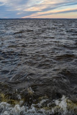 Güzel gün batımı ve Volga Nehri 'nde dalgalar