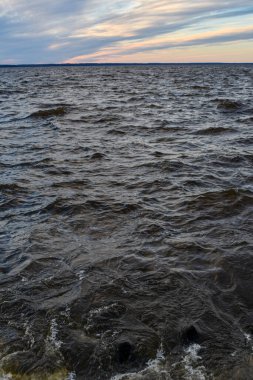 Güzel gün batımı ve Volga Nehri 'nde dalgalar
