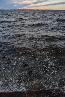 Güzel gün batımı ve Volga Nehri 'nde dalgalar