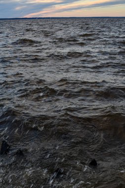 Güzel gün batımı ve Volga Nehri 'nde dalgalar