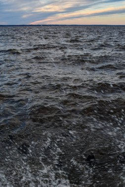 Güzel gün batımı ve Volga Nehri 'nde dalgalar