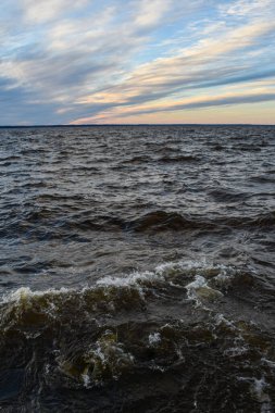 Güzel gün batımı ve Volga Nehri 'nde dalgalar