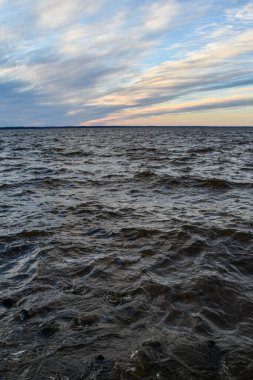 Güzel gün batımı ve Volga Nehri 'nde dalgalar