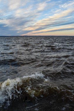 Güzel gün batımı ve Volga Nehri 'nde dalgalar