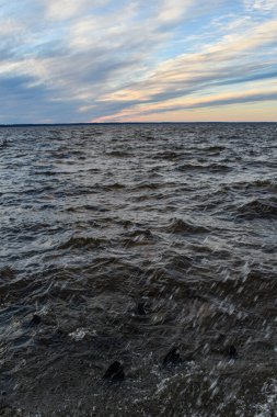 Güzel gün batımı ve Volga Nehri 'nde dalgalar