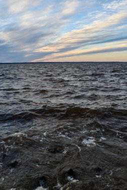 Güzel gün batımı ve Volga Nehri 'nde dalgalar