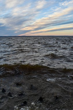 Güzel gün batımı ve Volga Nehri 'nde dalgalar