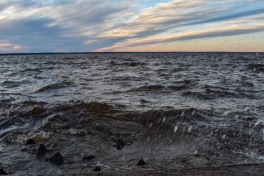 Güzel gün batımı ve Volga Nehri 'nde dalgalar