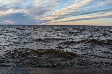 Güzel gün batımı ve Volga Nehri 'nde dalgalar