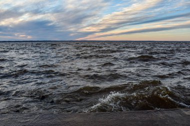 Güzel gün batımı ve Volga Nehri 'nde dalgalar