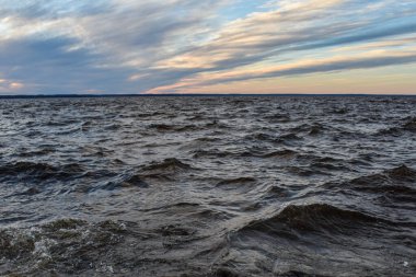 Güzel gün batımı ve Volga Nehri 'nde dalgalar