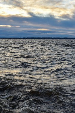 Güzel gün batımı ve Volga Nehri 'nde dalgalar