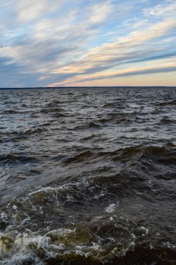 Güzel gün batımı ve Volga Nehri 'nde dalgalar