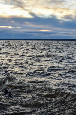 Güzel gün batımı ve Volga Nehri 'nde dalgalar