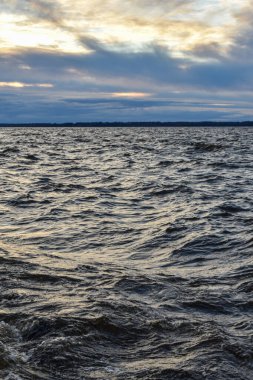 Güzel gün batımı ve Volga Nehri 'nde dalgalar