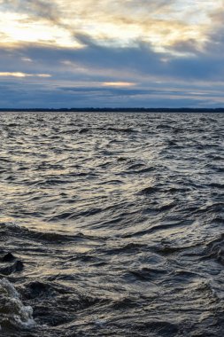 Güzel gün batımı ve Volga Nehri 'nde dalgalar