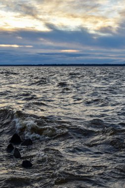 Güzel gün batımı ve Volga Nehri 'nde dalgalar