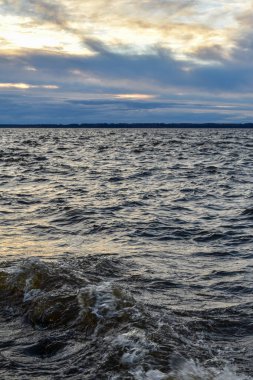 Güzel gün batımı ve Volga Nehri 'nde dalgalar