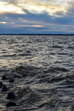 Güzel gün batımı ve Volga Nehri 'nde dalgalar