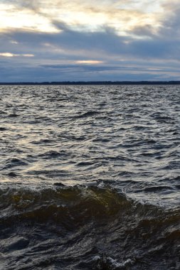 Güzel gün batımı ve Volga Nehri 'nde dalgalar
