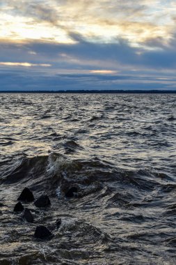 Güzel gün batımı ve Volga Nehri 'nde dalgalar
