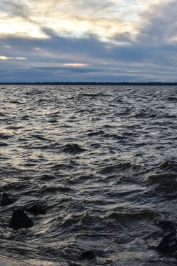 Güzel gün batımı ve Volga Nehri 'nde dalgalar