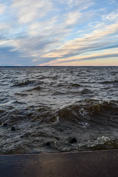 Όμορφο Ηλιοβασίλεμα Και Κύματα Στον Ποταμό Βόλγα — Φωτογραφία Αρχείου