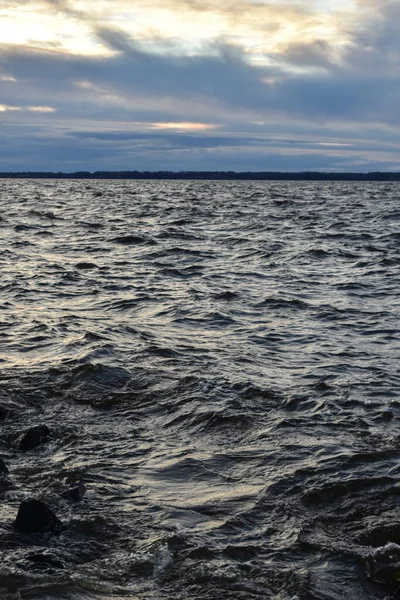 Güzel Gün Batımı Volga Nehri Nde Dalgalar — Stok fotoğraf