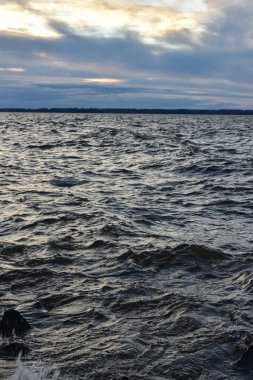 Güzel gün batımı ve Volga Nehri 'nde dalgalar