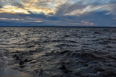 Güzel gün batımı ve Volga Nehri 'nde dalgalar