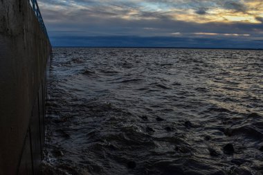 Güzel gün batımı ve Volga Nehri 'nde dalgalar