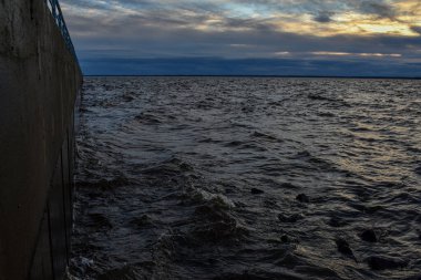 Güzel gün batımı ve Volga Nehri 'nde dalgalar