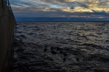 Güzel gün batımı ve Volga Nehri 'nde dalgalar