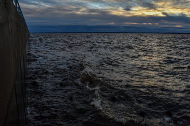 Güzel gün batımı ve Volga Nehri 'nde dalgalar