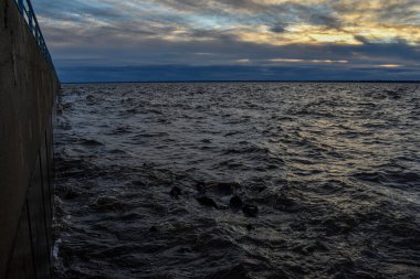 Güzel gün batımı ve Volga Nehri 'nde dalgalar